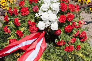 Как перевезти умершего Город Великий Новгород 12687783-memorial-with-floral-wreath-at-the-cemetery.jpg